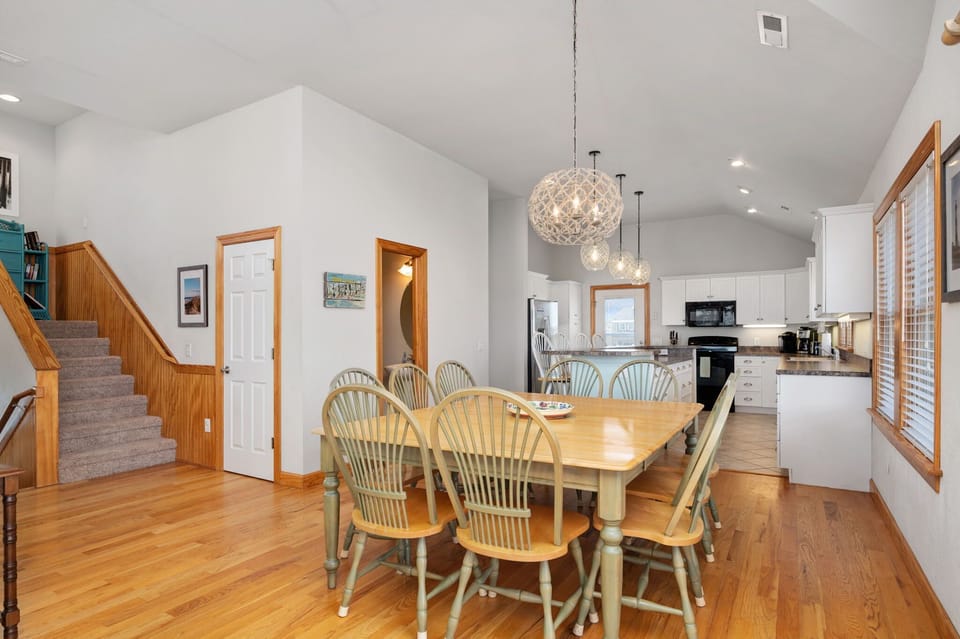 NH280: Moonstruck | TL Dining Area