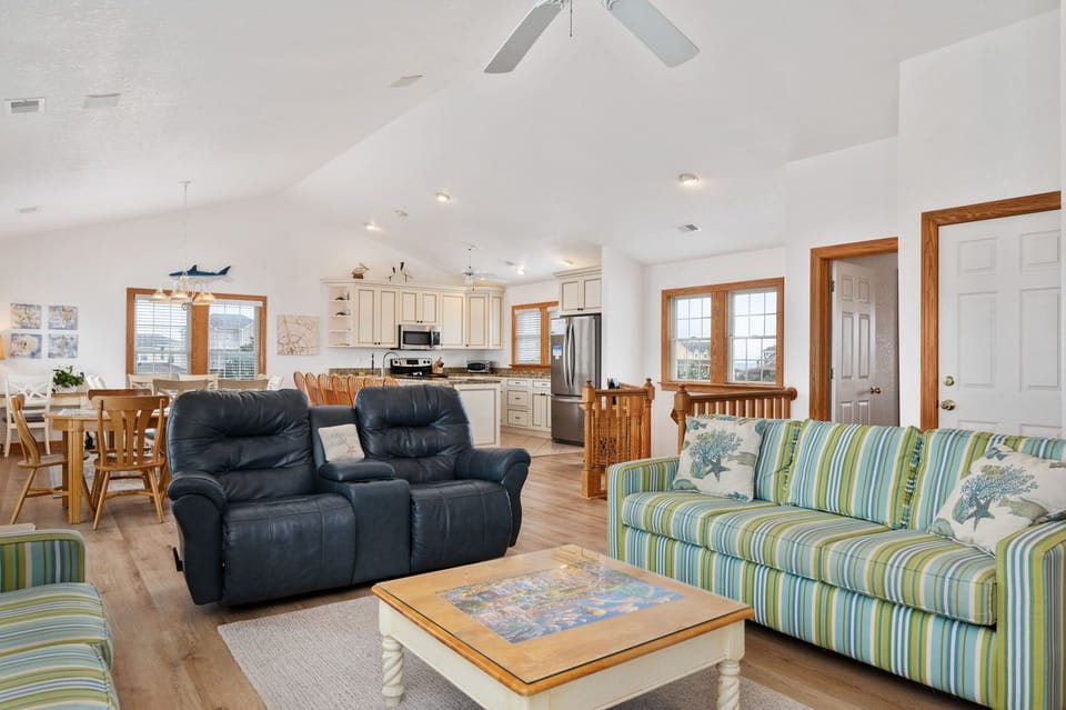 SS33: Sunshine In My Pocket | TL Living area, fireplace (off-season),deck access