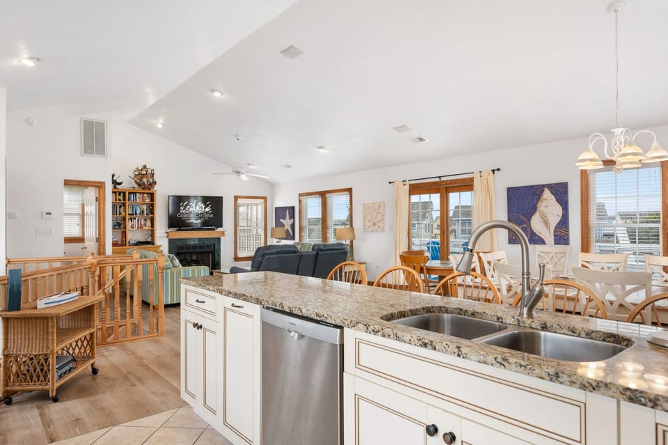 SS33: Sunshine In My Pocket | TL Kitchen, Island seating for 7