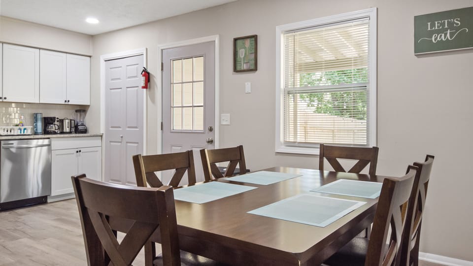 Dining room fits 6 guests comfortably