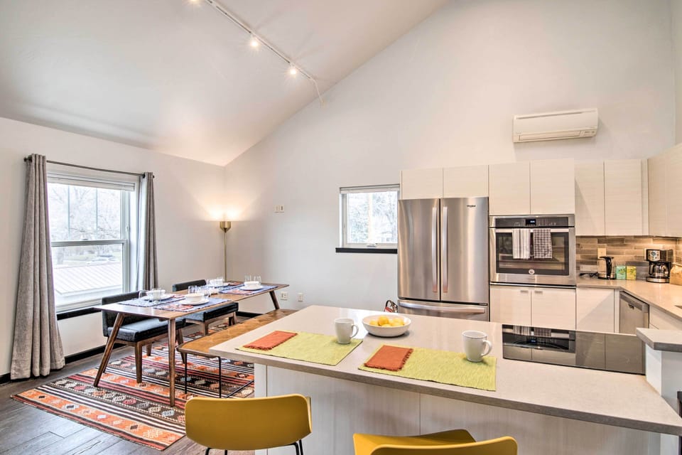 Kitchen | Breakfast Bar | 2nd Floor (Main Level)