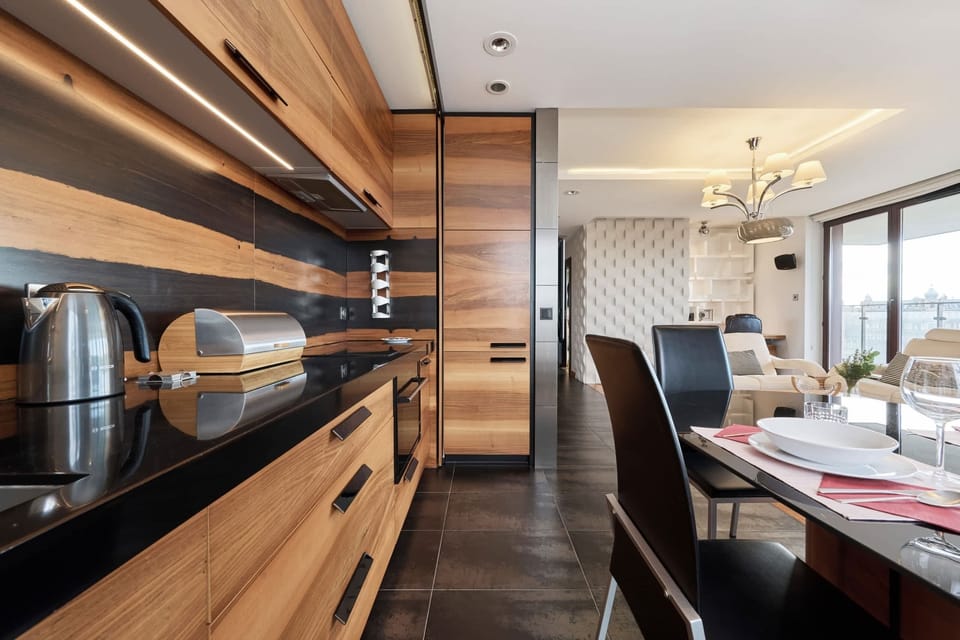 Well-equipped kitchen with wooden finishes and modern appliances.
