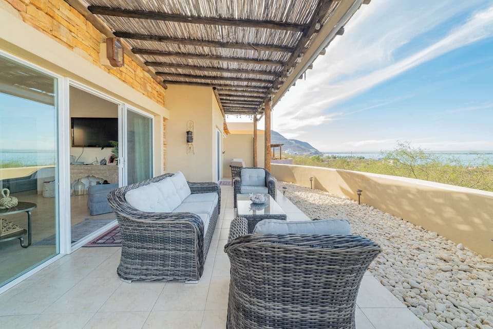 Enjoy some cocktails or wine and ocean view!