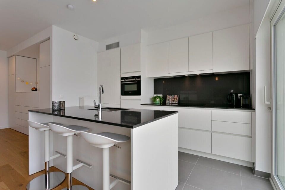 Modern, open plan kitchen (fully equipped)
