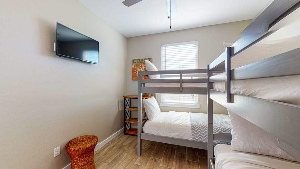 Bedroom with 2 Bunk Beds
