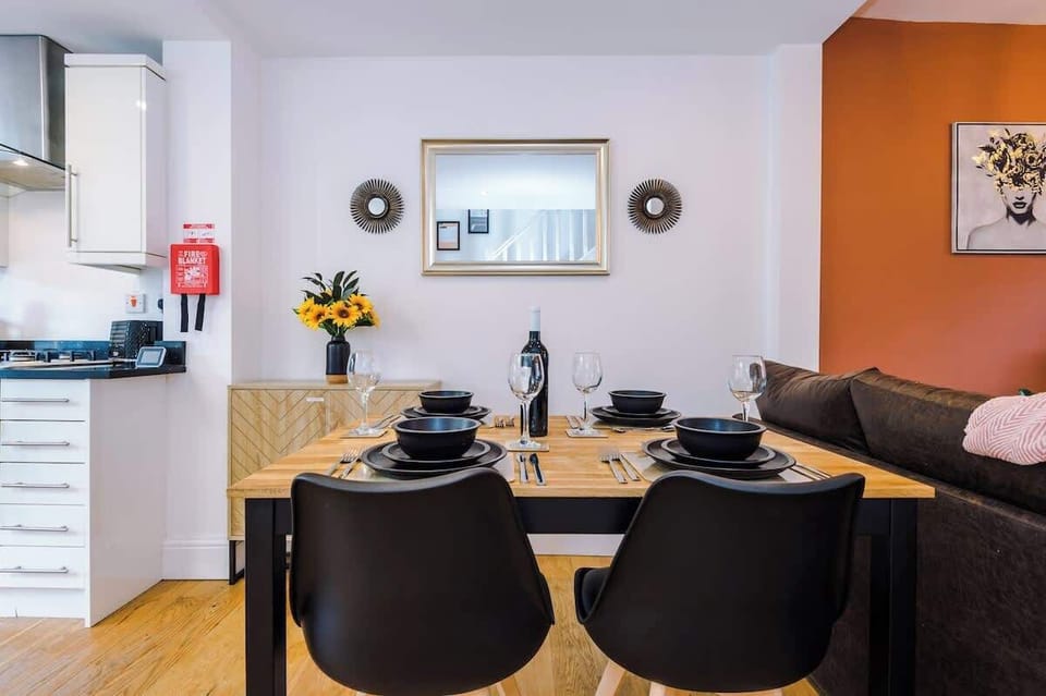 Open plan dining area with a table that can seat up to 6 people, perfect for evening dinners.