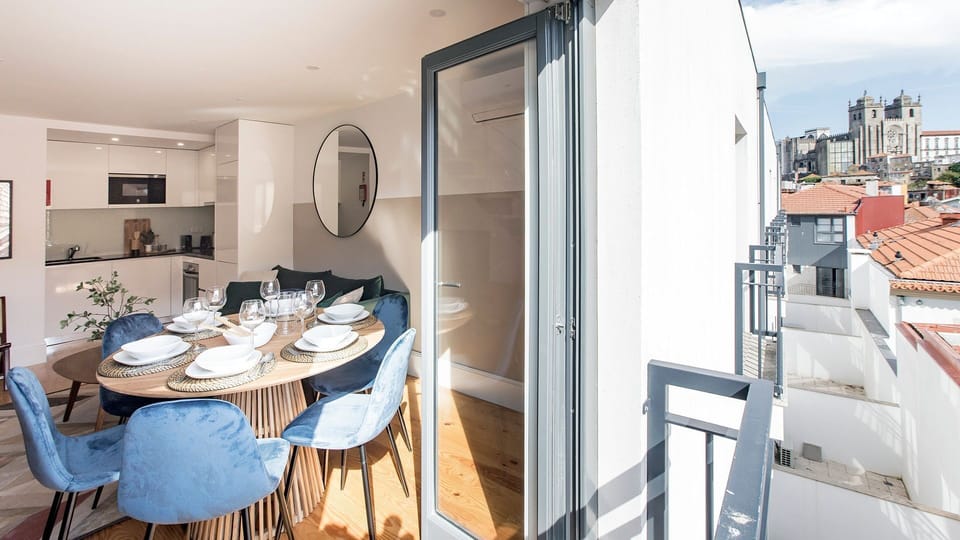 A small balcony with open city views – the perfect spot for a morning coffee or a sunset glass of wine above Porto’s rooftops.

#PortoViews #AirbnbPorto #CityBalcony #PortoStay