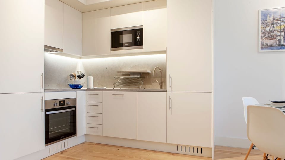 Sleek, modern, and fully equipped, this kitchen offers everything you need for a comfortable city break or extended stay. #ModernKitchen #HolidayRental #CityLiving #LisbonHomes #Portugal #PT #Lisbon