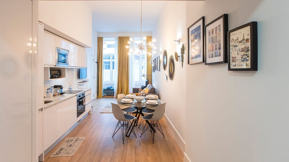 A well-equipped kitchen with everything you need for easy cooking and a seamless stay.

#PortoStay #AirbnbPorto #FullyEquipped #CityLiving