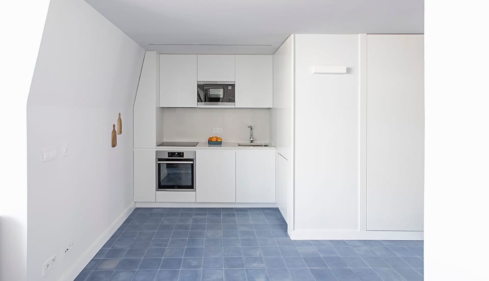 Kitchen with all the key amenities you need to prepare a homemade meal #lisbon #sunny #relax #airbnb