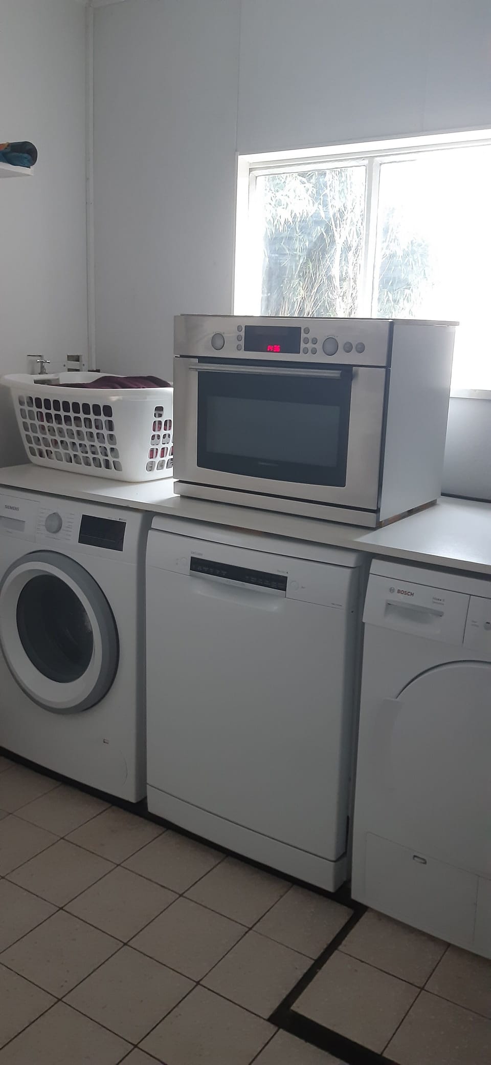 bijkeuken met wasmachine, afwasmachine,  droger en extra combimagnetron