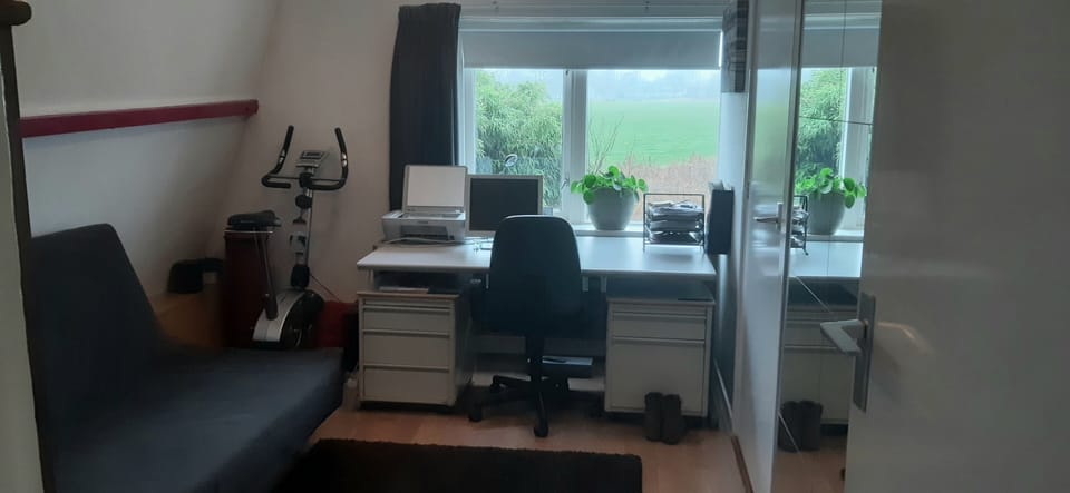 2 persoons (slaap-)kamer met bedbank, bureau en AIRCO tbv bovenverdieping