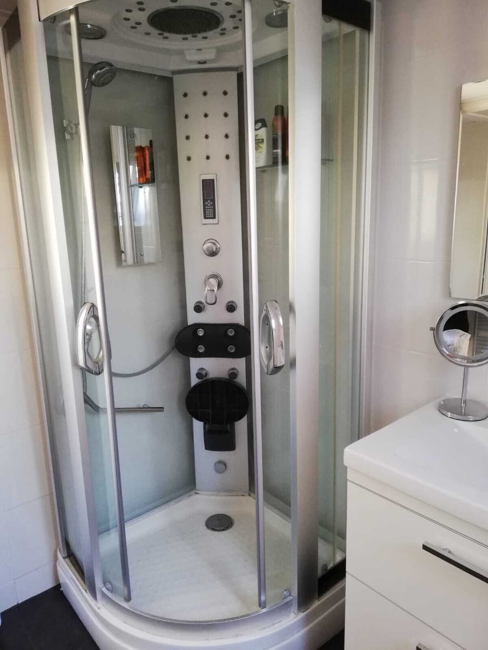 douchecabine met zitje , wastafel en toilet