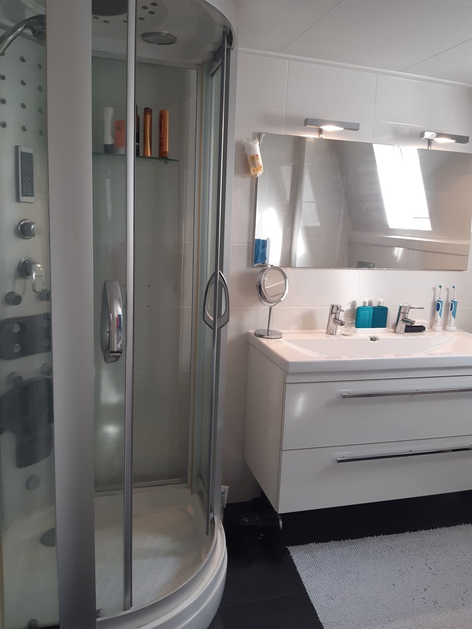 badkamer boven compleet met douche, toilet en wastafel 