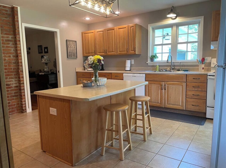 The huge country kitchen allows you to create meals for all