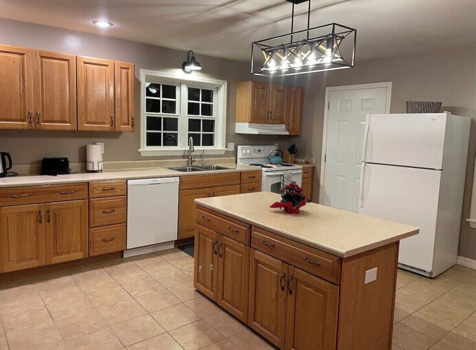 Huge, well-stocked kitchen with nontoxic Extrema cookware and plenty of spices. 