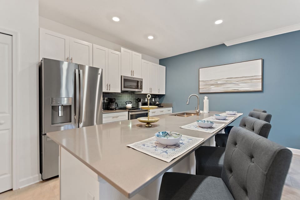 Fully-equipped kitche with granite kitchen counte-tops