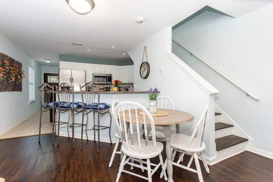 Right sized dining room table to enjoy some home cookin.