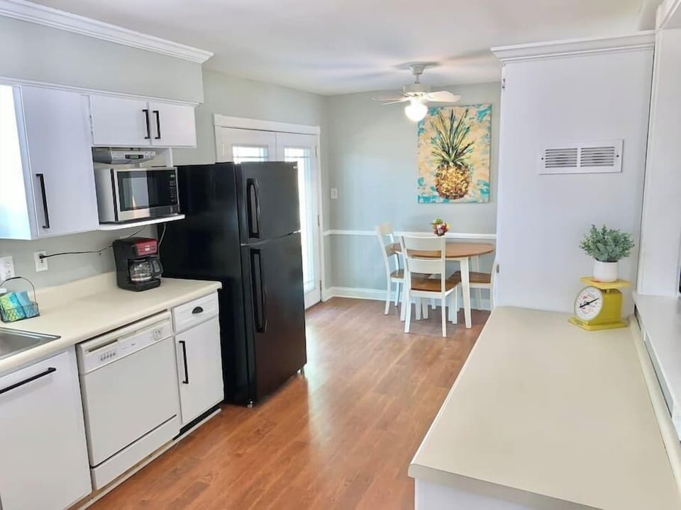 Spacious kitchen for cooking!