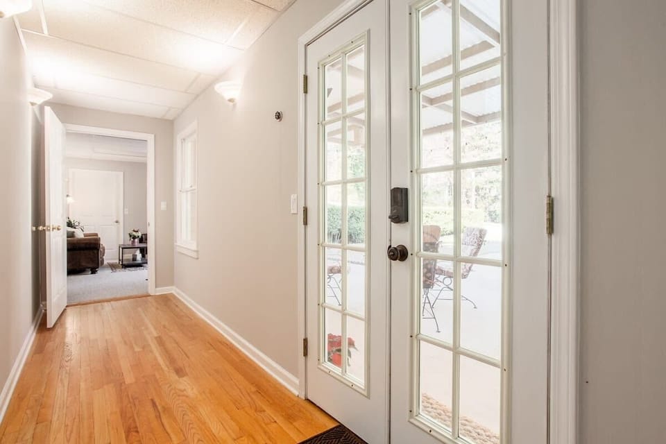 Hallway inside entrance door to sitting room.