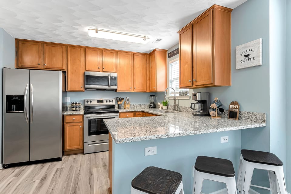 Fully stocked modern kitchen!!