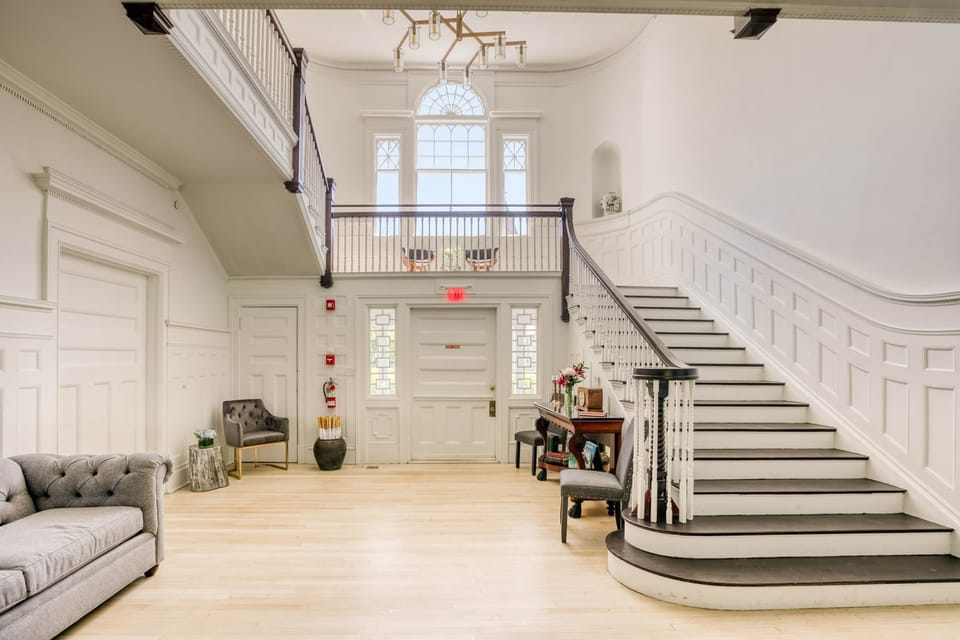 Foyer grand staircase