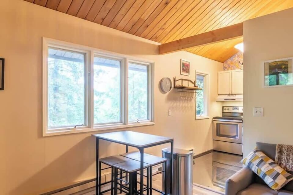 Small Kitchen Table for 4 Between the Kitchen and Livingroom