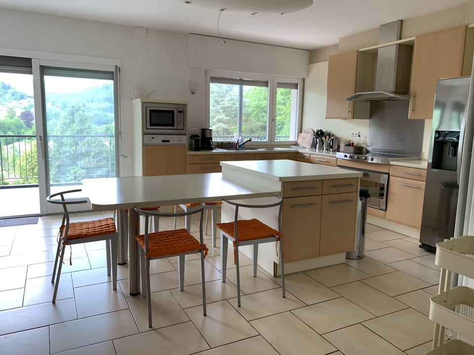 Cuisine spacieuse et fonctionnelle-5 personnes peuvent y manger 