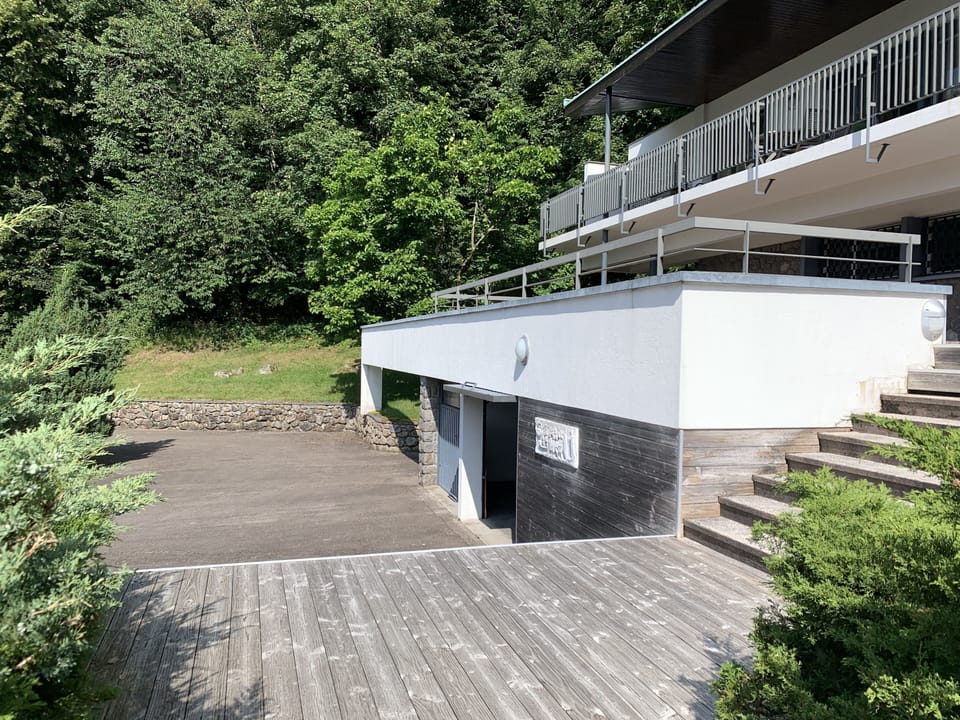 Des marches pour accéder à la maison 
