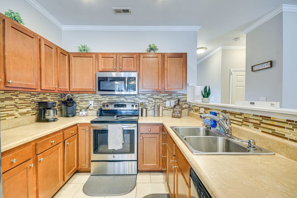 Kitchen | Dishwasher | Keurig Coffee Maker w/ Pods | Ice Maker | Water Filter