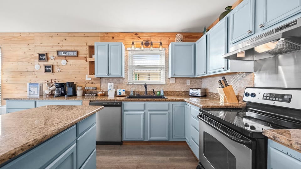 "...Jessica has a great stock of kitchen equipment, basic utensils +, spices, Tupperware, perfectly functioning ice maker, plenty of towels (beach and bath), and a huge storage room downstairs of all the beach needs..." - Alex