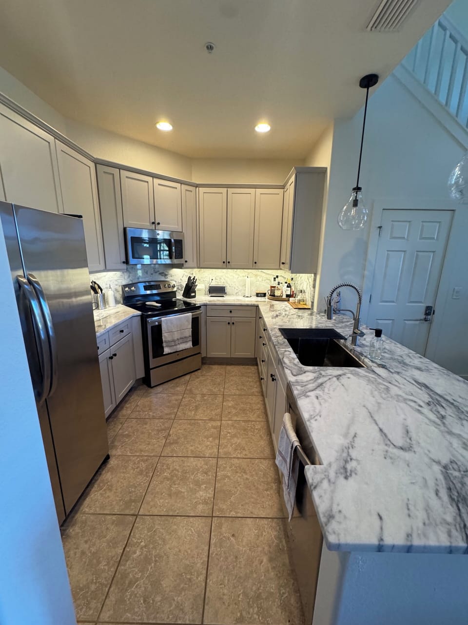 kitchen well stocked (blender, hand mixer, ninja, can opener, baking sheets,etc)