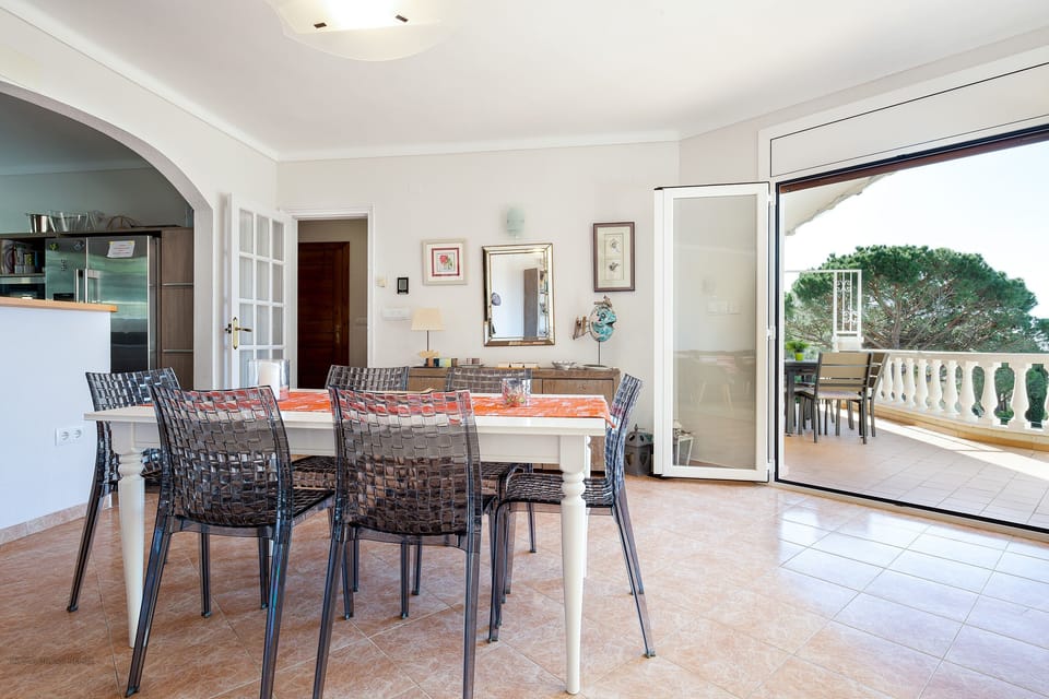 Living and dining room (2)