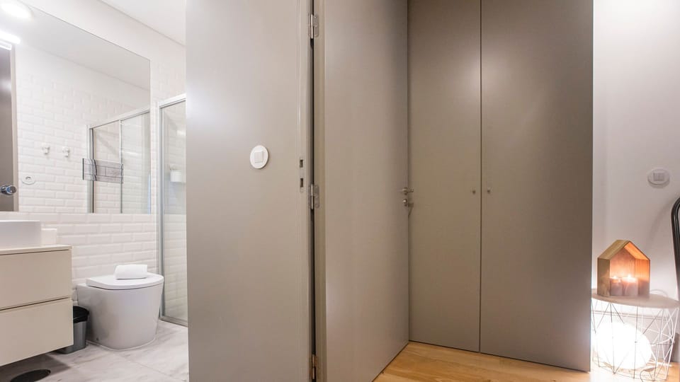 Start your day refreshed in this bright, modern bathroom featuring a spacious shower and ample storage just steps away.
#ModernBathroom #ShowerCabin #LovelyStay