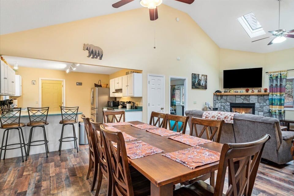 Main level, open plan for gathering everybody together.
