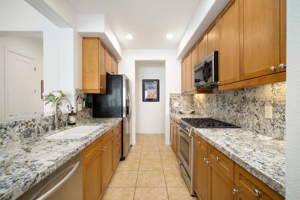 Fully-equipped Kitchen w/ stainless steel appliances, gas stove, ice dispenser.