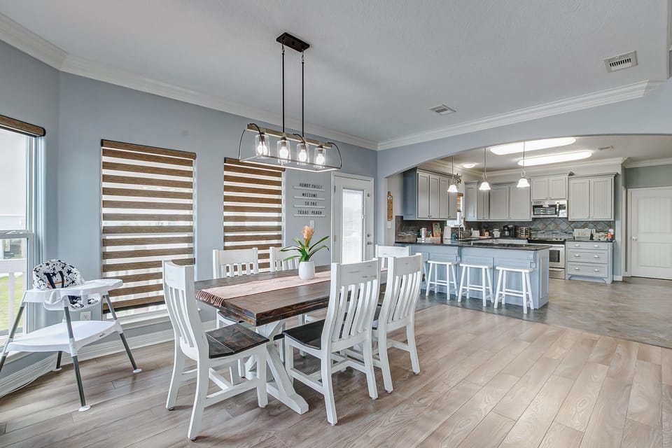 Beautiful ocean views from the dining room table.