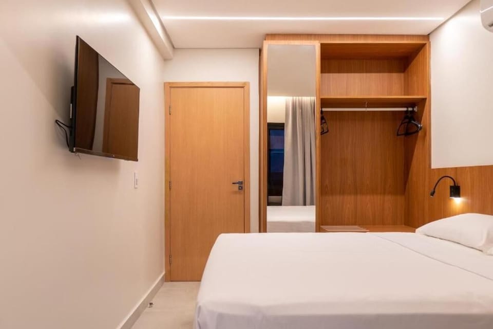 Apartamento com a cama de Casal, Guarda roupa, tv, split