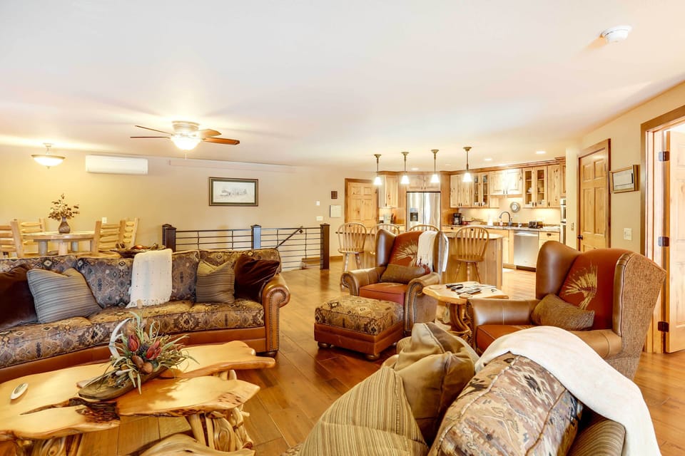 Living Room | Sleeper Sofa | Smart TV | Cable | Central A/C | Gas Fireplace
