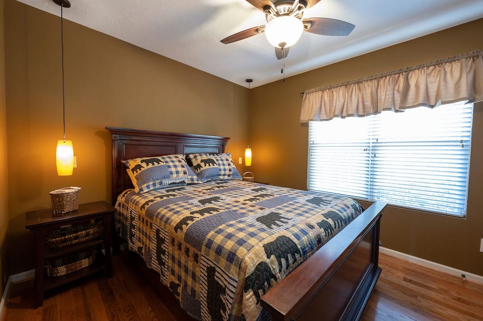 Front Bedroom - Queen bed with dimmable nightstand lights. 