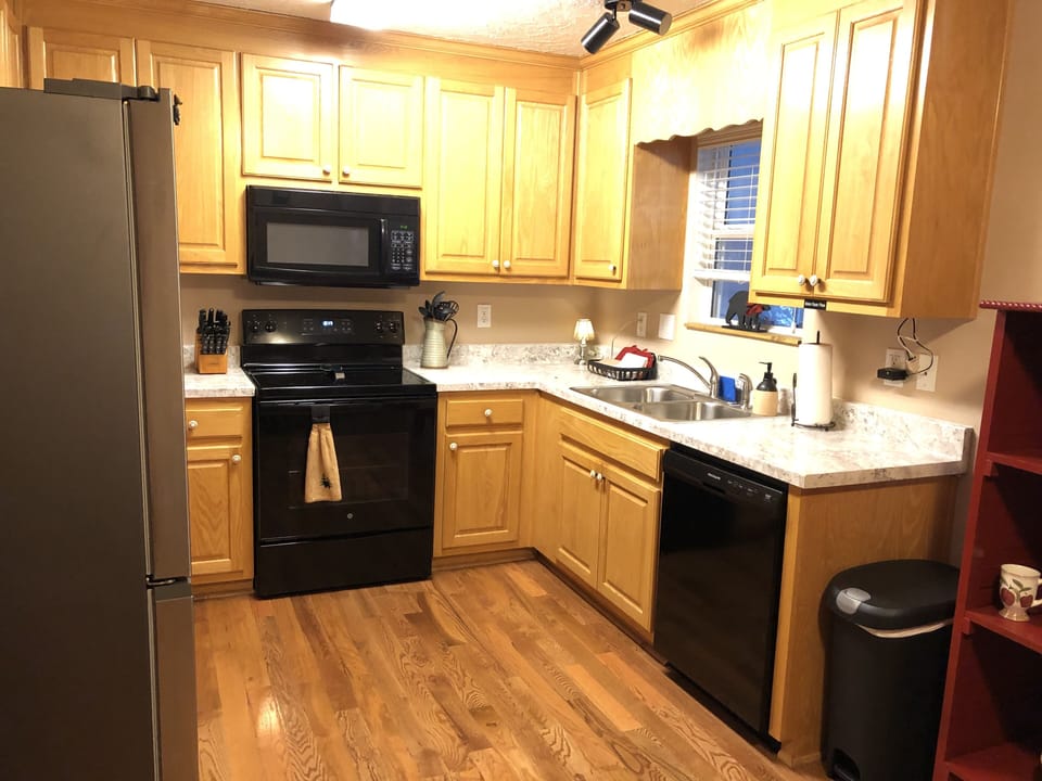 U shaped kitchen with new appliances