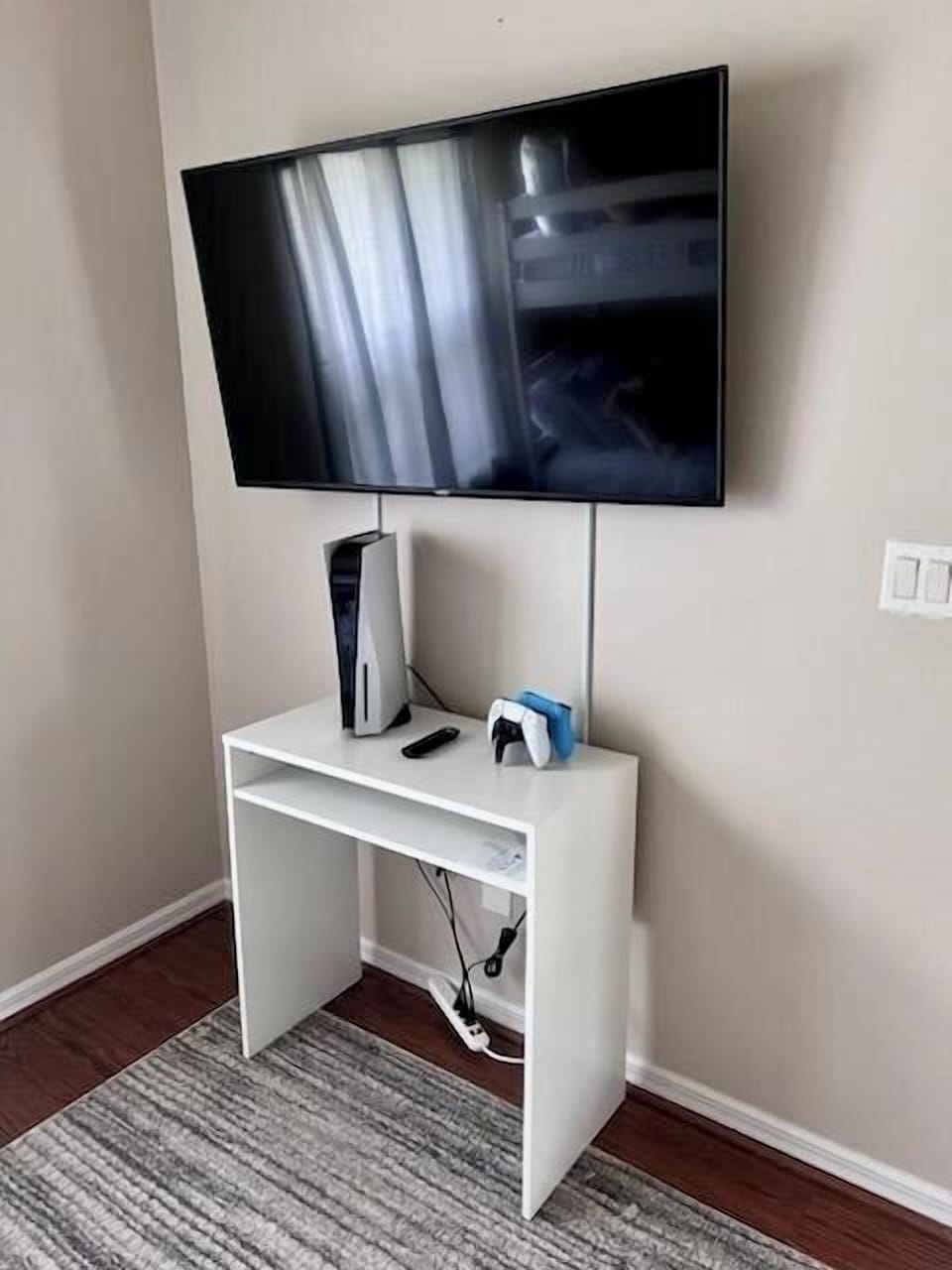 50” Smart TV, PlayStation5, 2 controllers, games or bring favorite games!