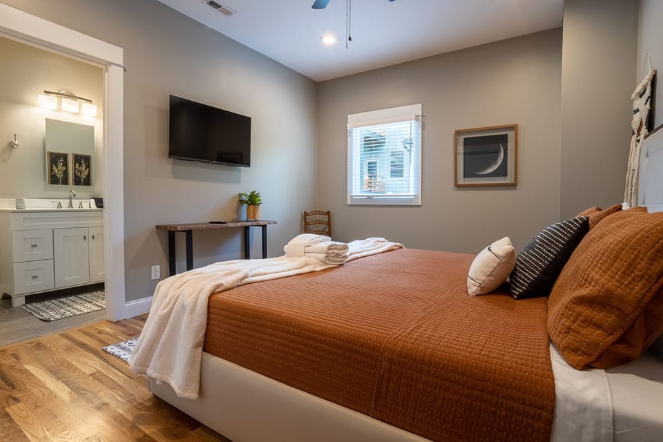 Guest Room #3 w/ Smart TV