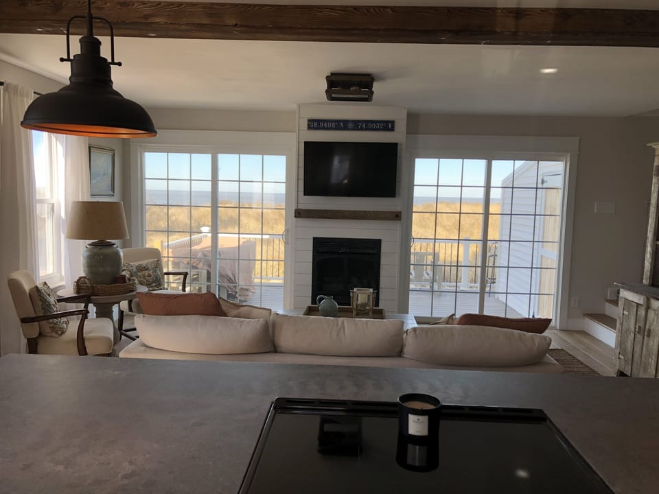 Living room bay views and gas fireplace