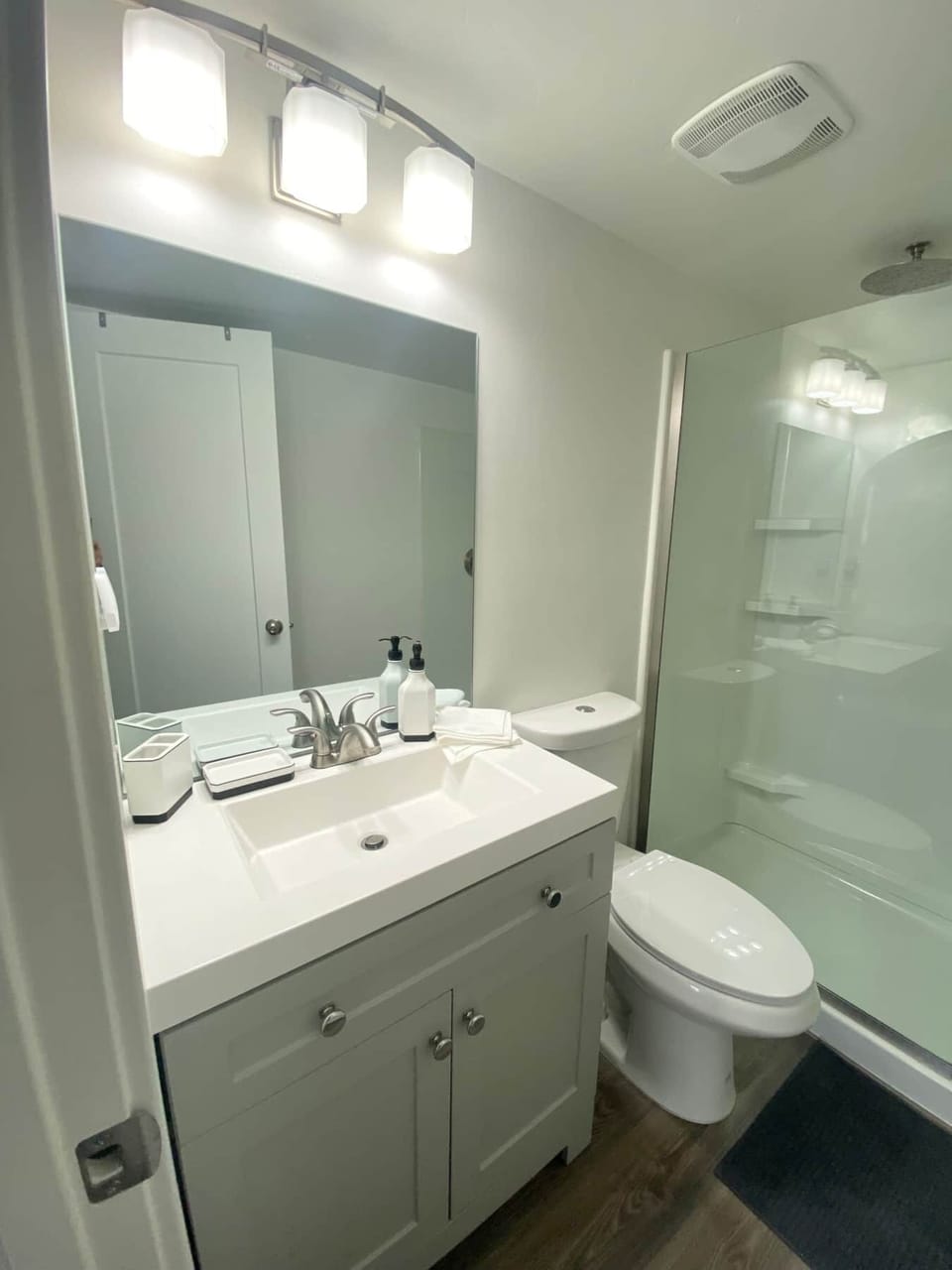 Beautiful Bathroom w/ rain shower