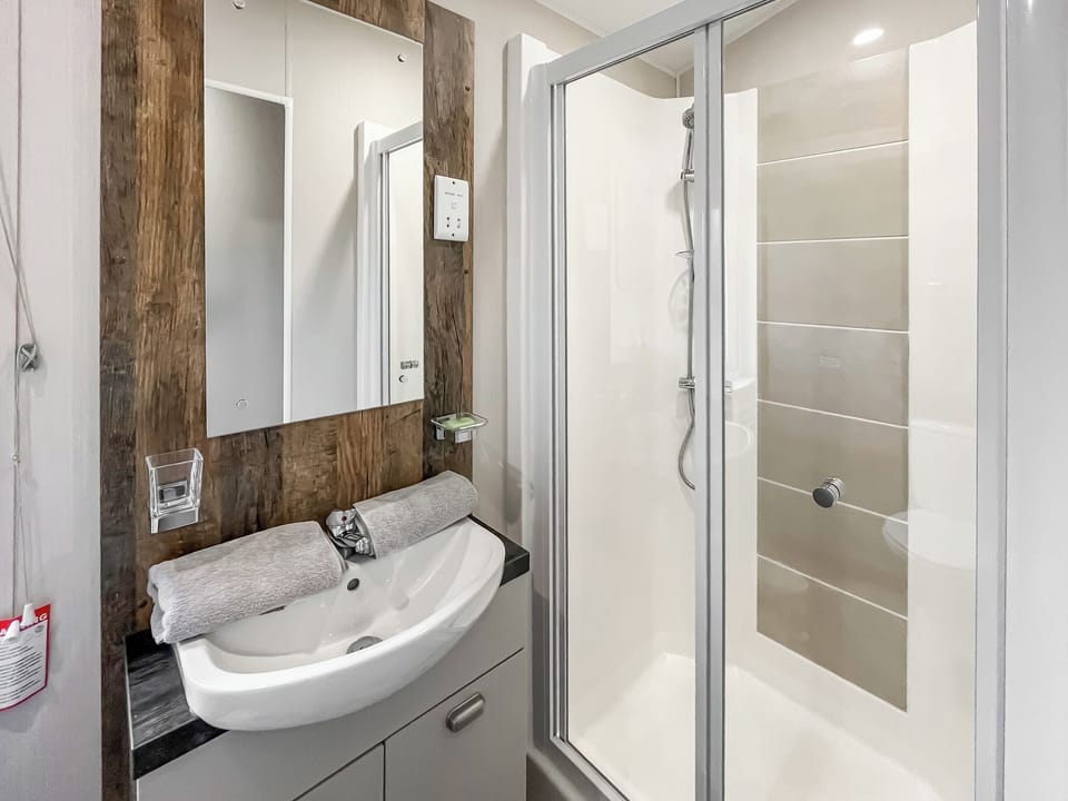 Bathroom | Reed Roost - The Laurels, Addlethorpe, near Skegness