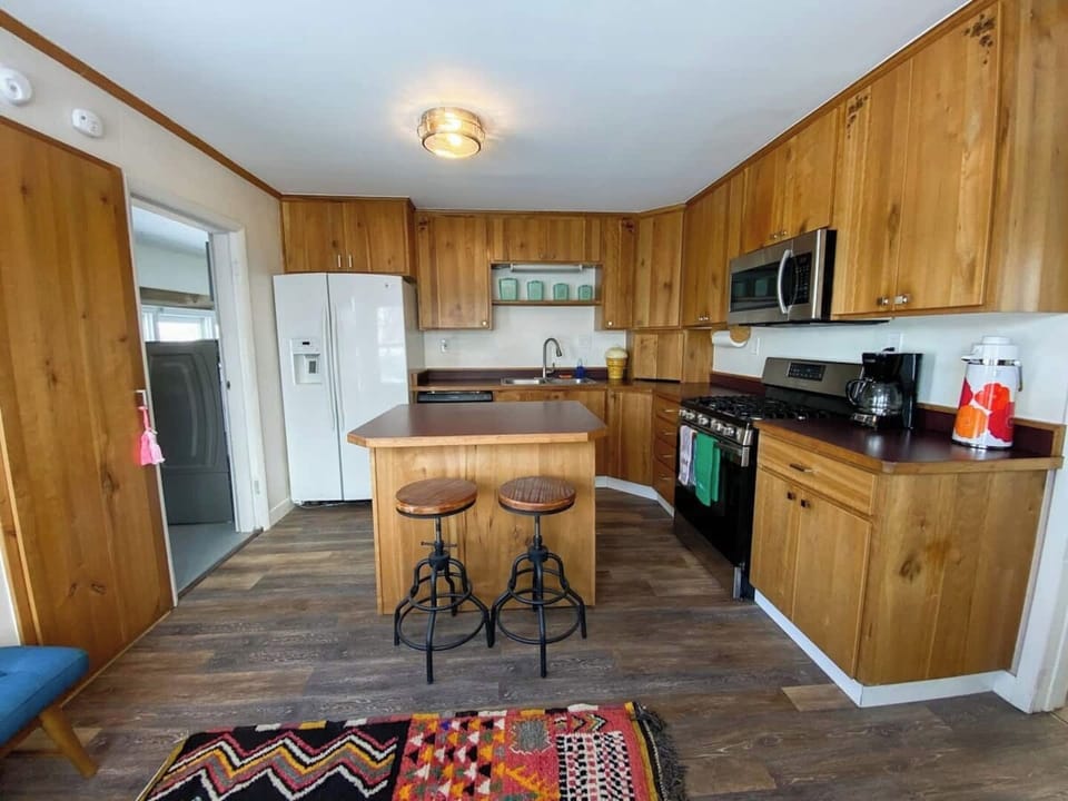 Great gas stove and plenty of storage. Make sure to get food at Clark’s on Saturday as it’s not open on Sunday.