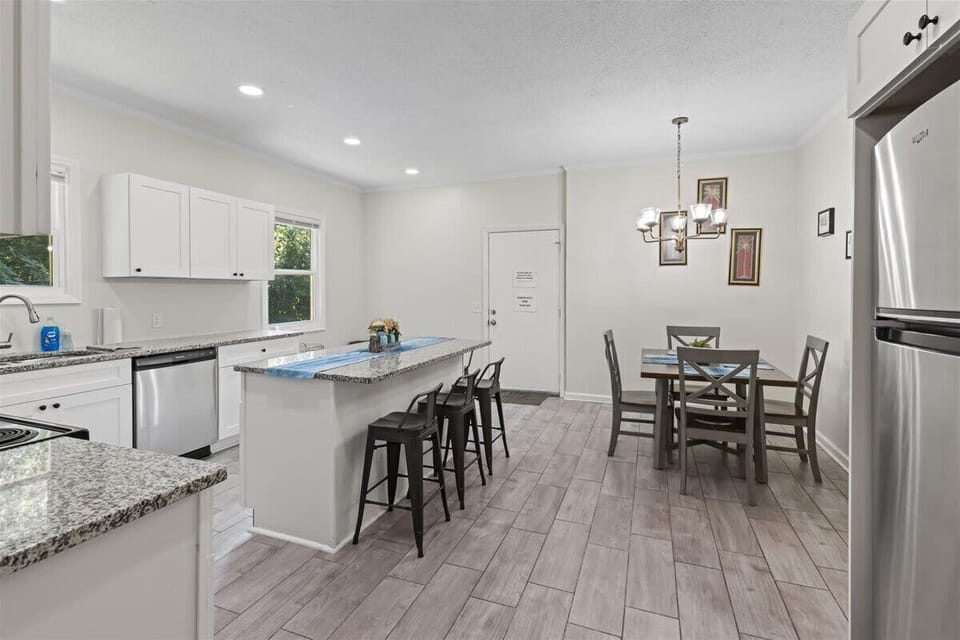 Open concept kitchen
and dining keep
everyone together.
Cook, chat, and relax in
one central space.