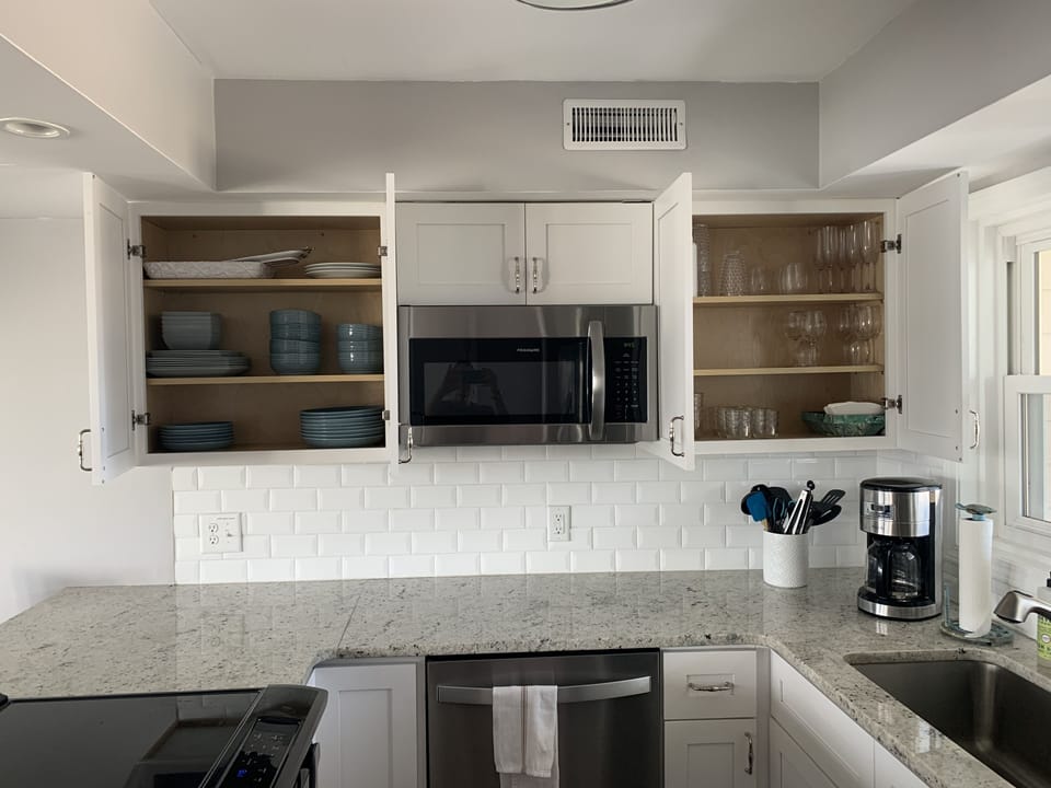 Kitchen with service for 6+