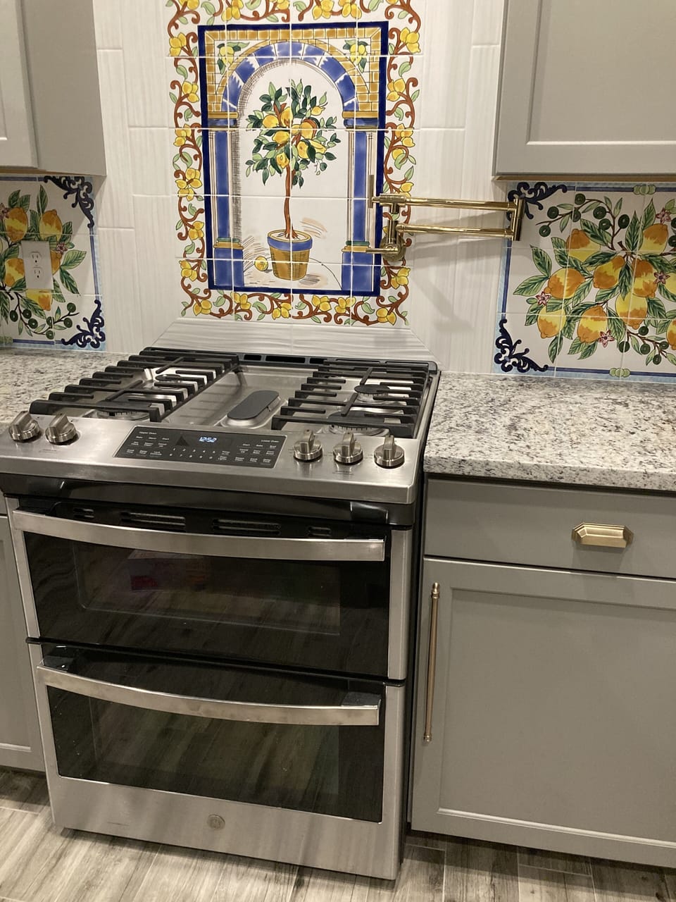 DBLE .NATURAL GAS OVEN WITH
 GAS COOK TOP + POT FILLER FAUCET